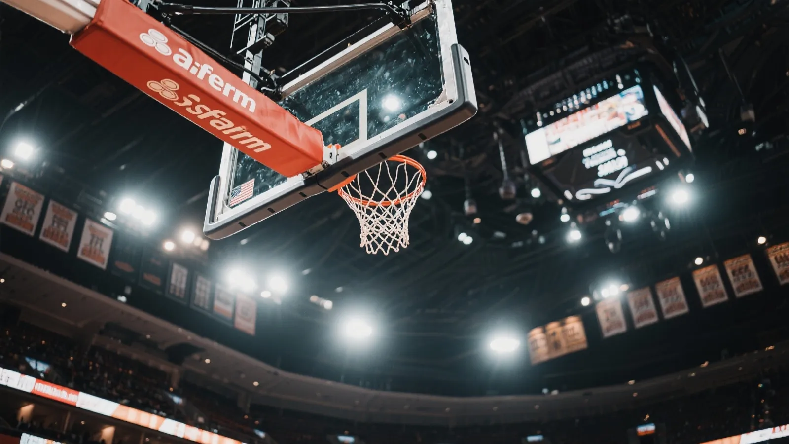 球馆灯光下的赛场